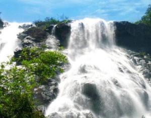 廣州增城白水寨所謂的瀑布是人工造的風(fēng)景區(qū)為何還那么吸人，門票和物品價格也嚇人